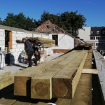 Dwóch pracowników remontuje dach